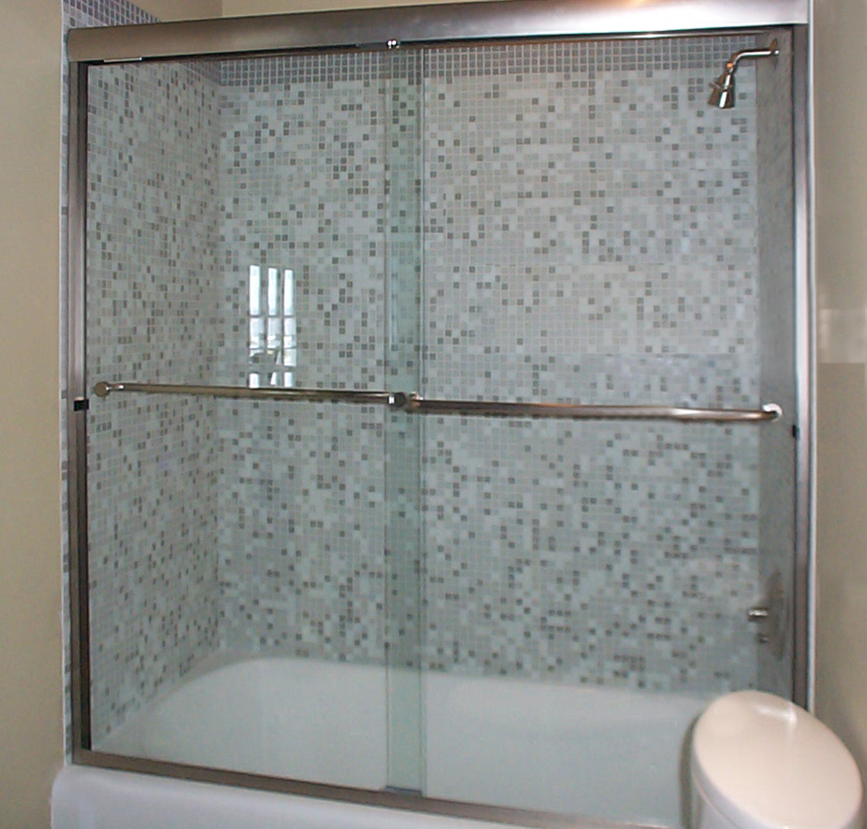 8B Bikini semi frameless with towel bars in glass prelim